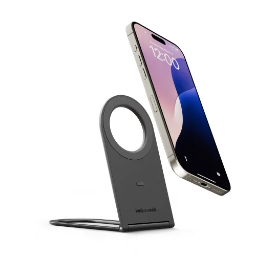 Twelve South Curve Nano hopfällbart magnetiskt telefonställ som håller en smartphone upprätt på en vit bakgrund