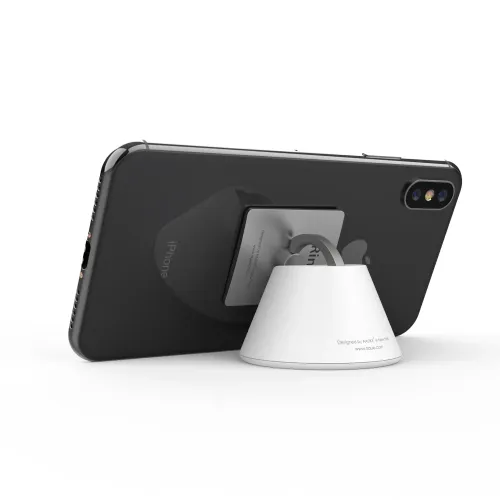 Soporte para smartphone iRing Dock con un iPhone negro y un soporte circular sobre un fondo blanco de estudio